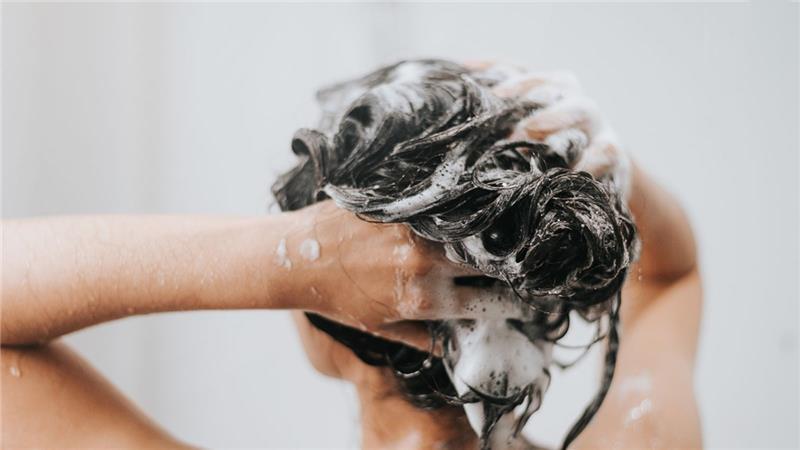 Choosing the Right Treatments and Shampoos for Thinning Hair